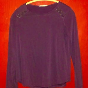 Long sleeve tshirt, decal on shoulders